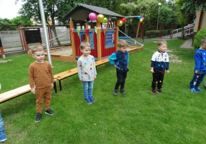 Przedszkolaki podczas zabaw w ogrodzie